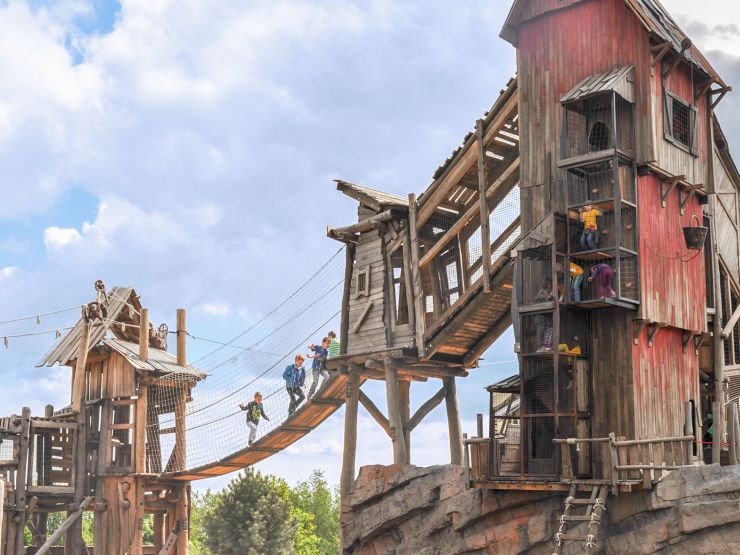 Foto: Jaderpark, Grizzly Mountain-Adventure, Ueber die Haengebruecke zum Foerderturmturm