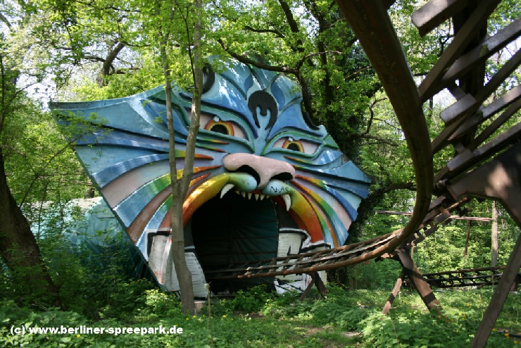 Foto: Spreepark Plänterwald, Das Drachenmaul der damaligen Familienachterbahn "Spreeblitz"