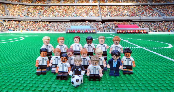 Foto: LEGOLAND Deutschland Resort, Die Spieler der neuen LEGO Minifiguren Serie DFB 