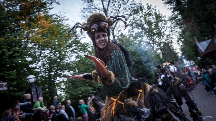 Bei der täglichen Halloween-Parade treiben jede Menge unheimliche Gestalten ihr Unwesen.