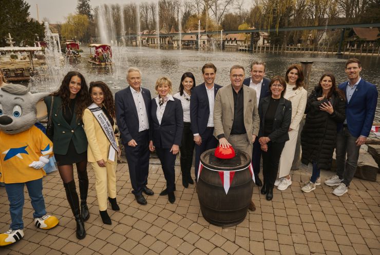 Die Inhaberfamilie Mack eröffnet "Josefinas kaiserliche Zauberreise" mit Jade Lagadère (li.) und Miss Germany 2022, Domitila Barros (2.v.li.)