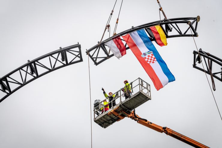 Die Schiene ist 6,71 Meter lang und wiegt 1,9 Tonnen – dabei repräsentieren die Flaggen den deutschen Hersteller MACK Rides, den neuen kroatischen Themenbereich und die polnische Aufbau-Crew von RCS.