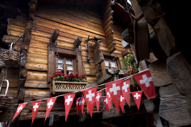 Das Walliser Dorf erstrahlt zum Schweizer Nationalfeiertag in den landestypischen Farben