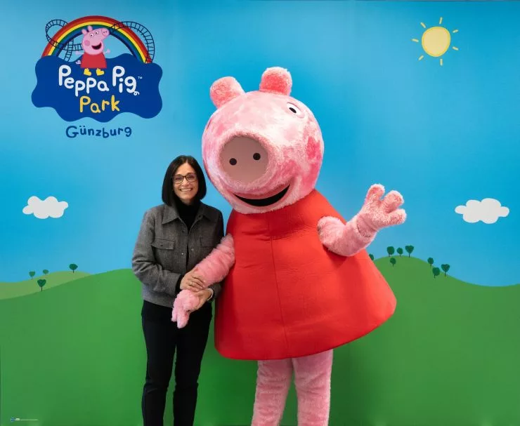 Manuela Stone, Geschäftsführerin von LEGOLAND Deutschland, freut sich zusammen mit Peppa auf den neuen Freizeitpark für Vorschulkinder.