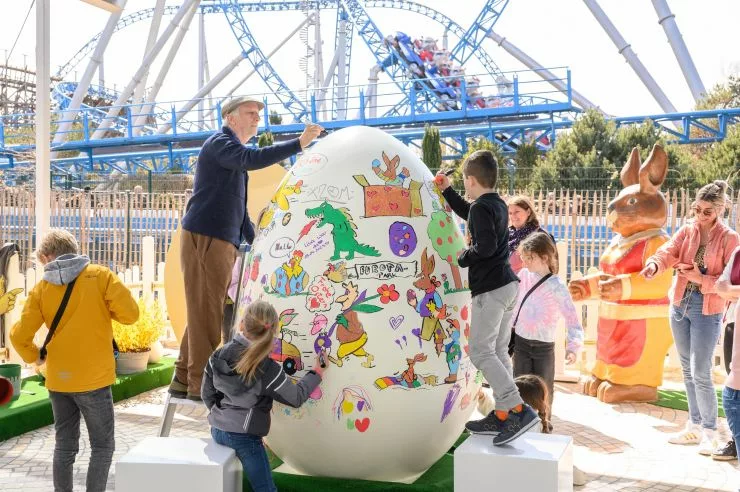 Rund um Ostern sind im gesamten Europa-Park Erlebnis-Resort zahlreiche Highlights geboten, unter anderem eine Malaktion mit dem beliebten Cartoonisten Peter Gaymann