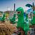 Im PEPPA PIG Park Günzburg können die kleinen Kinder die Welt von Peppa und ihren Freunden hautnah erleben und z.B. bei Opi Mümmel auf Schorschs grünem Spielzeug-Dino reiten.